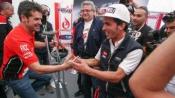 Checa recibe el saludo de Elías tras anunciar su adiós a las carreras.