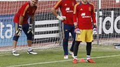 Casillas junto a Vald&eacute;s y Reina, sus rivales por el puesto en la Selecci&oacute;n.