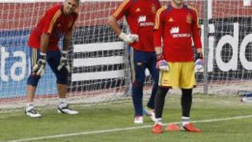 Casillas junto a Vald&eacute;s y Reina, sus rivales por el puesto en la Selecci&oacute;n.