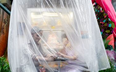 Este miércoles, 19 de marzo y día de San José, se celebrará el emocionante "Día de la Cremà" en las Fallas de Valencia, donde más de 700 monumentos que los artistas falleros han levantado por toda la ciudad arderán en un espectáculo impresionante. Marcando el broche de oro de la fiesta más emblemática de Valencia y una de las más multitudinarias de toda España. La noche se iluminará con fuegos artificiales.