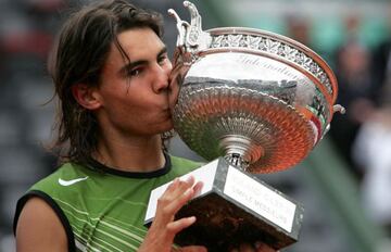 Rafa Nadal besa el trofeo tras su victoria en 2005.