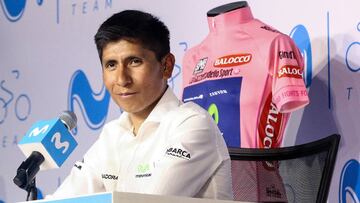 El ciclista colombiano Nairo Quintana, del equipo espa&ntilde;ol Movistar, habla con los medios de comunicaci&oacute;n en Bogot&aacute; antes de partir a Europa para disputar el Giro de Italia.