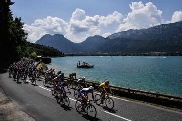 El pelotón pasa por la laguna de Annecy.