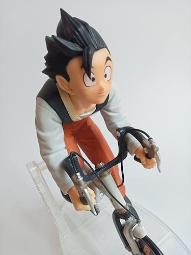 Figura de Gohan en bicicleta por Banpresto