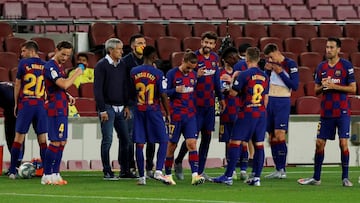 Los jugadores del Barça, con Setién en una pausa de hidratación.
