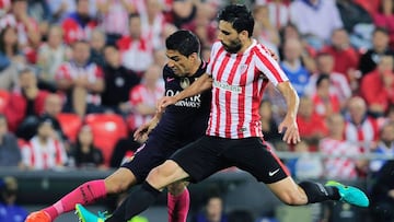 Barcelona&#039;s Uruguayan forward Luis Suarez vies with Athletic Bilbao&#039;s forward Eneko Boveda