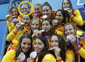 2012. Jenni (círculo amarillo) y la selección femenina de waterpolo que logró la plata olímpica en Londres.