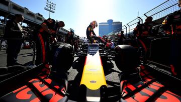 BAKU, AZERBAIJAN - APRIL 28: Max Verstappen of Netherlands and Red Bull Racing prepares to drive on the grid before the F1 Grand Prix of Azerbaijan at Baku City Circuit on April 28, 2019 in Baku, Azerbaijan. (Photo by Mark Thompson/Getty Images)