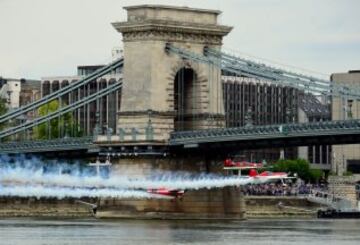 El campeón de Europa de vuelo acrobático es el húngaro Zoltan Veres, acompañado de sus compañeros de equipo Jason y Larry Beamish hizo este vuelo por debajo de un antiguo puente húngaro para batir un récord Guinness. 