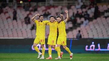 Jugadores de Al Qadsiah celebran un gol frente a Al Wehda.