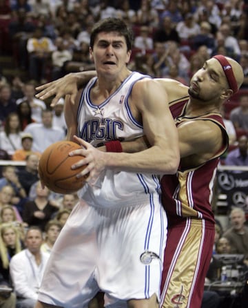 Posiblemente el mayor fracaso tras Sam Bowie. Los Pistons eligieron al serbio en segunda posici¨®n de un Draft en el que rein¨® LeBron James en primera posici¨®n. Aunque de esa hornada de 2003 salieron estrellas de la liga como Carmelo Anthony, Chris Bosh y Dwyane Wade, cuya carrera estuvo muy por encima de un Milicic que pas¨® de puntillas por la NBA.