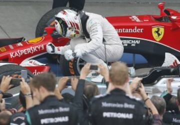 El 27 de septiembre Lewis Hamilton consigue la victoria en el  GP de Japón   