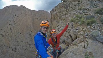 Los hermanos Eneko e Iker Pou posan tras abrir una nueva v&iacute;a de escalada en el Atlas marroqu&iacute;.