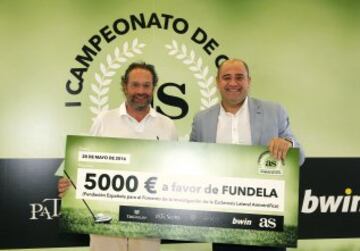 Juan Cantón entrega a Javier Gómez Matallanas un cheque a favor de FUNDELA. 
