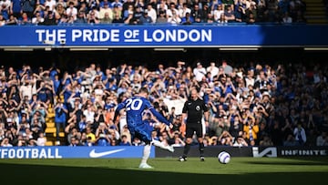 Cole Palmer no pudo marcar desde los once pasos contra Leicester y con eso llegó a su fin el récord de penaltis consecutivos anotados en la Premier League.