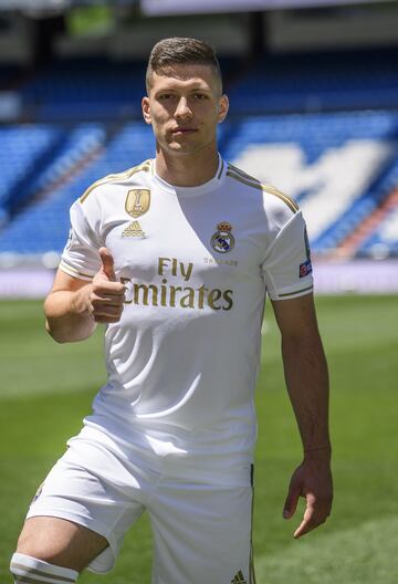 El jugador Serbio Jovic durante su presentación. 