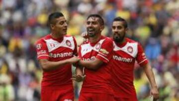 Jugadores del Toluca celebran en el Estadio Azteca su victoria liguera ante América