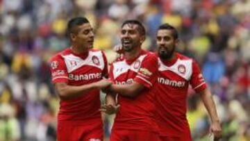 Jugadores del Toluca celebran en el Estadio Azteca su victoria liguera ante Am&eacute;rica