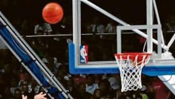 <b>EL CODO, SOBRE LAS CEJAS. </b>Mecánica perfecta, balón hacia la red.