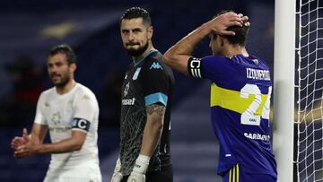 Boca Juniors&#039; defender Carlos Izquierdoz (R) reacts after missing a chance of goal against Racing Club during their Argentine Professional Football League match at La Bombonera stadium in Buenos Aires, on August 29, 2021. (Photo by ALEJANDRO PAGNI / 