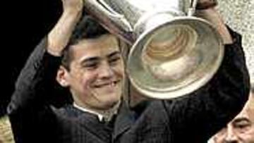 <b>SU SEGUNDA CHAMPIONS.</b> Con sólo 20 años, Casillas levantó ayer su segunda Champions.