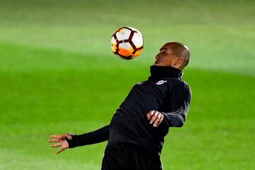 Jonatan Maidana jugador del River Plate controla el balón durante el entrenamiento preparatorio para la final de la Copa Libertadores.