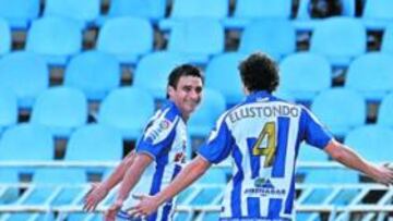 <b>ILUSIÓN. </b>Elustondo felicita a Carlos Bueno por el tanto que el abrió el camino del triunfo de la Real.