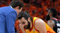 Ricky Rubio recibe instrucciones de su entrenador Quin Snyder.