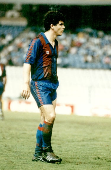 Jugó con el Barcelona la temporada 1989-90 y con el Sevilla la temporada 1996-97.