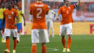 Van Persie celebra el gol de Holanda.