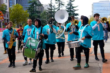Aficionados de los Miami Dolphins en los aledaños del Estadio Santiago Bernabéu antes del partido.