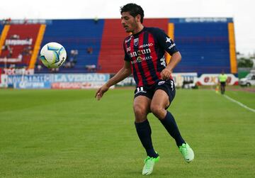 El mayor de los Vela, se encontraba actualmente militando en el Ascenso con Venados de Yucatán. Alejandro debutó con Chivas en 2003.