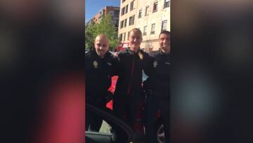 La cómica escena de un polícia con una tenista: "Dila que la vamos a detener"