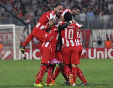 Los jugadores del Olympiacos celebran el 1-0 de su compañero Arthur Masuaku.