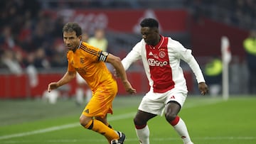 Luis Milla, a la izquierda, y Clarence Seedorf, a la derecha, en un momento del partido que enfrentó a los veteranos del Real Madrid y del Ajax por el 125 aniversario del equipo holandés.