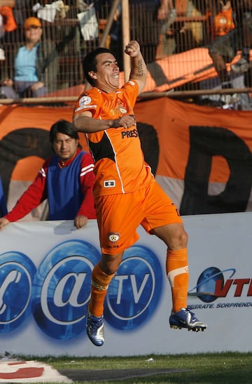Esteban Paredes cumple 37 años de edad. En su carrera profesional ha jugado en Santiago Morning, Puerto Montt, Pachuca Junior de México, Cobreloa, Colo Colo, Atlante y Querétaro de Mexico. En la selección chilena participa regularmente desde 2006.