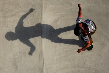 Preciosa fotografía en la que se observa proyectada sobre el skate park la sombra del mexicano William Cortez, durante su participación en las rondas clasificatorias masculinas del Campeonato Mundial de la especialidad que se disputa en Sharjah (Emiratos Árabes Unidos). La sombra del skater, como la del ciprés, es alargada.