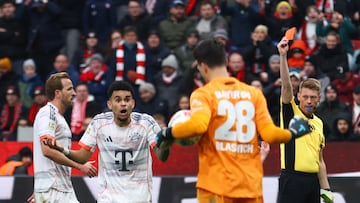 Soccer Football - Bundesliga - Bayer Leverkusen v Bayern Munich - BayArena, Leverkusen, Germany - March 14, 2026 Bayern Munich's Luis Diaz is shown a red card by referee Christian Dingert REUTERS/Thilo Schmuelgen DFL REGULATIONS PROHIBIT ANY USE OF PHOTOGRAPHS AS IMAGE SEQUENCES AND/OR QUASI-VIDEO.