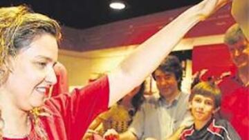 <b>'AGÜEROMANÍA'. </b>Alberto Maroto, en el centro, ya tiene la camiseta de Agüero con el Atlético.