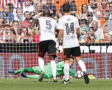 Diego Alves volvió a parar un penalti, esta vez a Gabi.