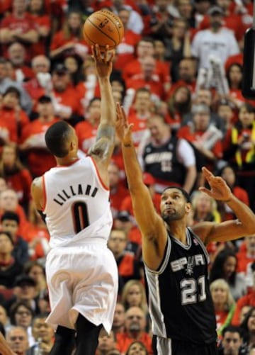 Damian Lillard lanza sobre Tim Duncan.