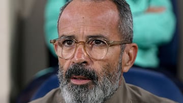 VILLARREAL, SPAIN - OCTOBER 26: Álvaro Cervera the manager of Cadiz during the LaLiga Santander match between Villarreal CF and Cadiz CF at Estadio de la Ceramica on October 26, 2021 in Villarreal, Spain. (Photo by Aitor Alcalde/Getty Images)