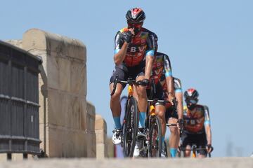 El ciclista español Mikel Landa, del equipo Bahrain Victorius, junto al resto de sus compañeros de dirige al control de firmas.