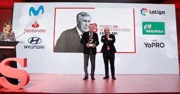 Carlo Ancelotti, entrenador del Real Madrid, recibe el galardón de manos de Carlos Núñez, presidente ejecutivo de PRISA Media.