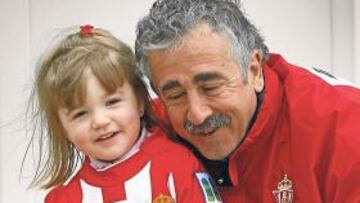 <b>SIMPÁTICO. </b>Manuel Preciado estuvo muy atento ayer con una jovencísima aficionada del Sporitng.