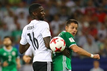 Antonio Rudiger marca a Javier Hernández.