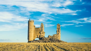 Caudilla, situado en la provincia de Toledo, es un fascinante pueblo abandonado que hoy forma parte del municipio de Santo Domingo-Caudilla. Caudilla sufrió un abandono progresivo debido a la mecanización del campo y al éxodo rural hacia núcleos más grandes como Val de Santo Domingo.