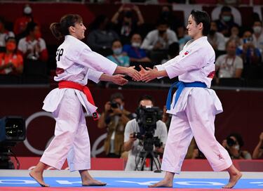 Sandra Sánchez se saluda con Kiyou Shimizu al terminar la final. 