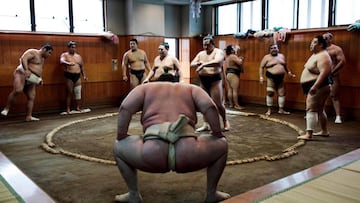 Varios luchadores de sumo, durante un calentamiento antes de una exhibici&oacute;n.