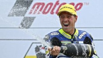 El piloto suizo Dominique Aegerter celebra la primera victoria de su carrera.